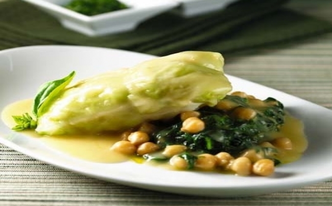 Pescado envuelto al ajillo con garbanzos